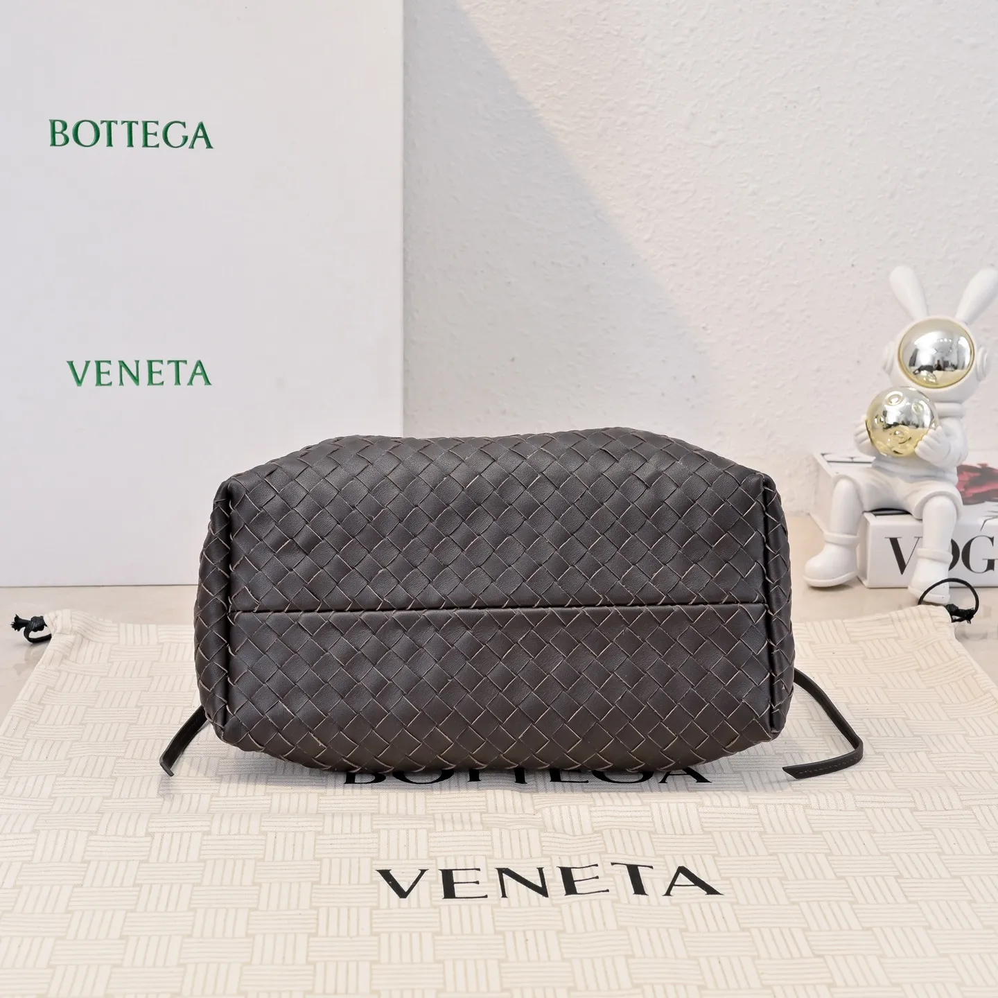 Batch 1760 BOTTEGA VENETA 2025 new product pinacoteca has super soft leather, and the weaving function, practicality and relaxed fashion sense have not fallen behind❤️‍🔥Amway has given sisters a must-have bag when going out. The size of the bag also accurately meets the commuting needs of urban beauties. It can accommodate mobile phones, keys, lipstick, powder, sunscreen, shopping bags...all of it! ! ! 🔥The capacity should not be underestimated~ It does not choose people, clothes, or occasions. With its majestic curved outline, exquisite woven texture, delicate edges and rounded handles, this woven vegetable basket bag truly achieves the goal of "dressing up and being fashionable without getting in the way"~ Are you interested in Jimei? Style number: 9004 Size: 24*15*12cm